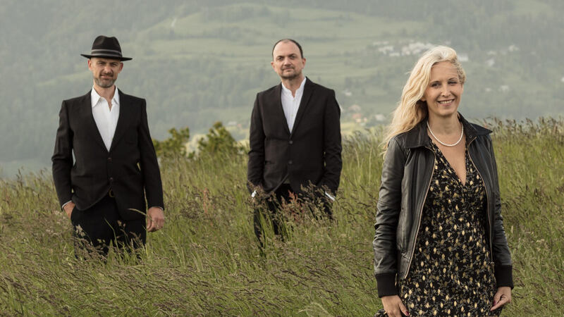 Uršula Ramoveš in Fantje z Jazbecove grape